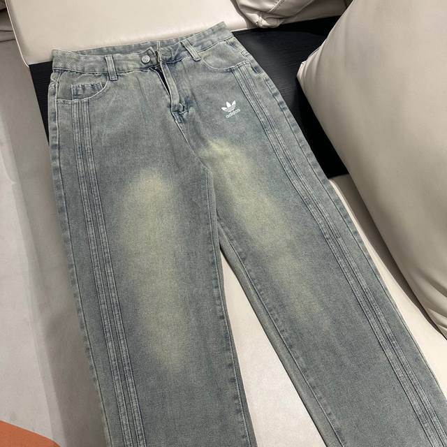 款号 Wk095 adidas三叶草侧边织带印花阔腿牛仔裤 超重工拼接工艺 上身效果绝绝子 侧边织带的设计多了点运动感 宽松的阔腿版型 随意又精致 就是松垮的感