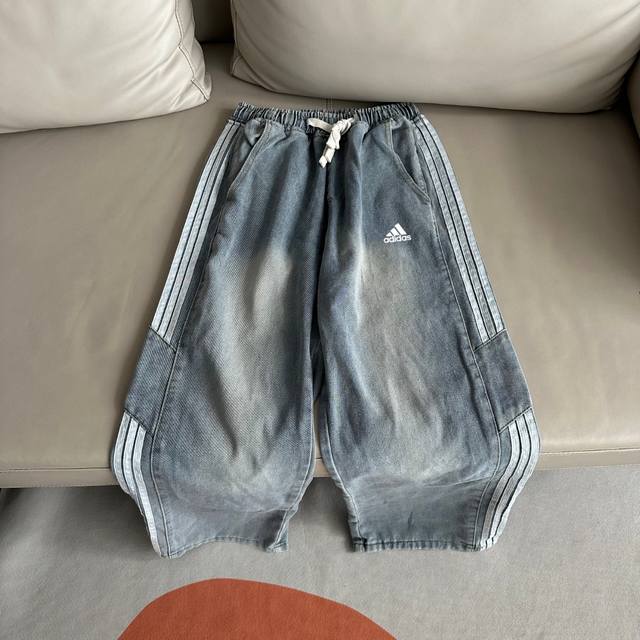 款号 Wk082 adidas阿迪达斯三道杠印花阔腿牛仔裤 超重工拼接工艺 上身效果绝绝子 三条刚的设计多了点运动感 宽松的阔腿版型 随意又精致 版型超级好看