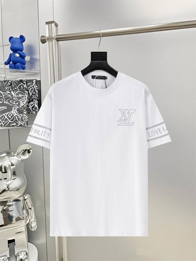 Lv路易威登25Ss新款短袖 最高版本重工艺经典刺绣Logo图案 高标准定制 上身非常有型 客供进口高档280克纯棉面料质感非常细腻 细节工艺精湛考究 塑造性极