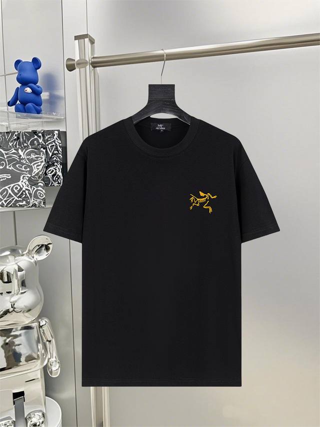arcteryx始祖鸟25Ss新款短袖 最高版本重工艺印花经典Logo图案 高标准定制 上身非常有型 客供进口高档280克纯棉面料质感非常细腻 细节工艺精湛考究