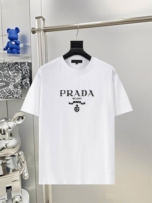 prad*普拉达25Ss新款短袖 最高版本重工艺印花经典Logo图案 高标准定制 上身非常有型 客供进口高档280克纯棉面料质感非常细腻 细节工艺精湛考究 塑造