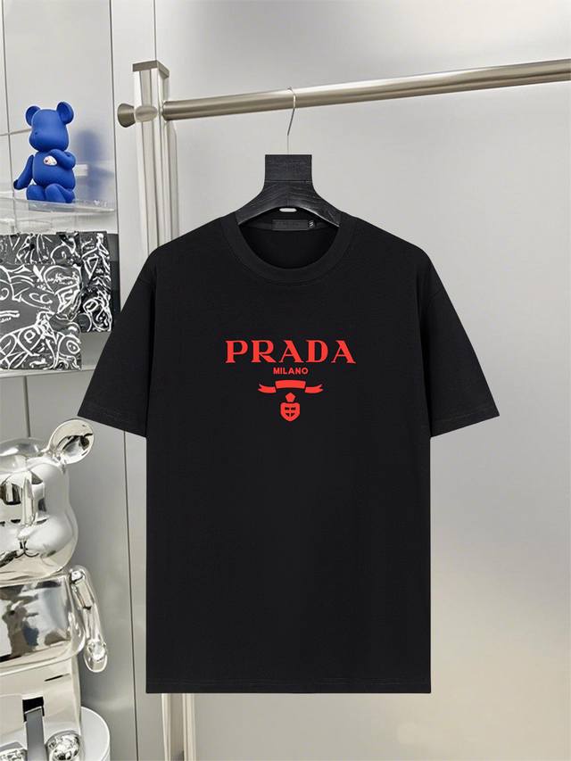 prad*普拉达25Ss新款短袖 最高版本重工艺印花经典Logo图案 高标准定制 上身非常有型 客供进口高档280克纯棉面料质感非常细腻 细节工艺精湛考究 塑造