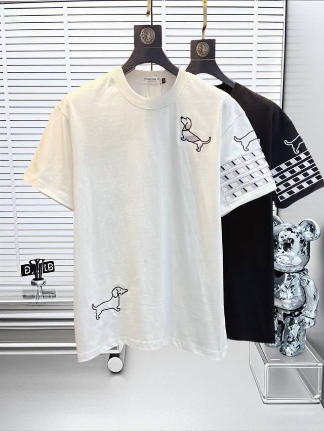thom Browne Tb 25Ss新款短袖 最高版本重工艺经典刺绣Logo图案 高标准定制 上身非常有型 客供进口高档280克纯棉面料质感非常细腻 细节工艺