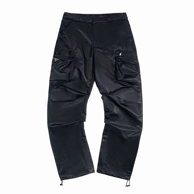 prada普拉达 24Ss 春夏新款多口袋工装裤 这款极简夹克面料取材Re-Lon再生尼龙打造 工装裤两侧拉链多口袋设计 凸显时尚 Re- Lon再生尼龙通过提