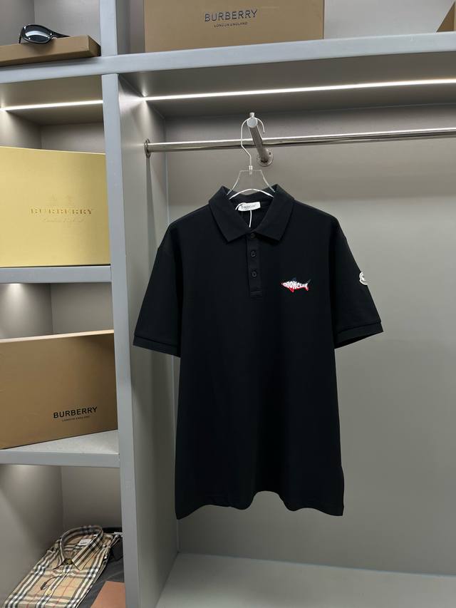 Moncler 蒙口 鲨鱼标识贴片新款polo衫 原版面料 官方同款 采用210克纯棉珠地面料 定制 同缸染面料 手感非常舒服爽滑 版型挺阔有型 一线品牌代工厂