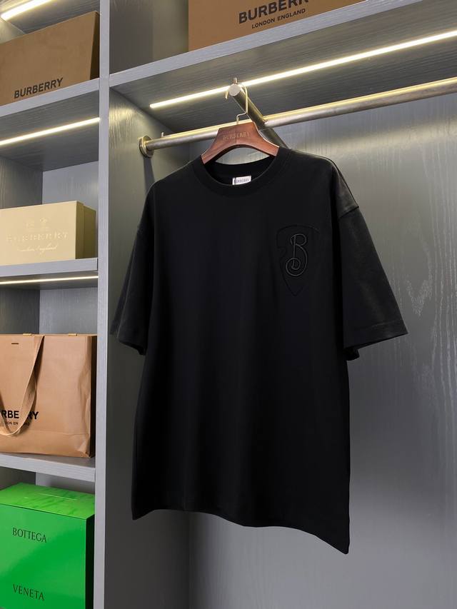 B字型盾牌刺绣圆领短袖 迟来的好货好款 情侣款百搭纯棉短袖T恤 秒杀市面上一切版本 只能说根本就不是一个级别的存在 不管是材质还是细节还原度以及工艺制作方面不惧