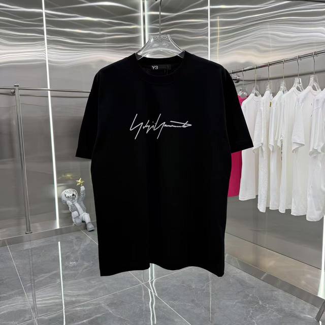 y3 2025夏季新款 圆领短袖 刻字模印花 男女同款宽松版 S M L Xl Xxl 五个码 颜色 黑色 白色 灰色
