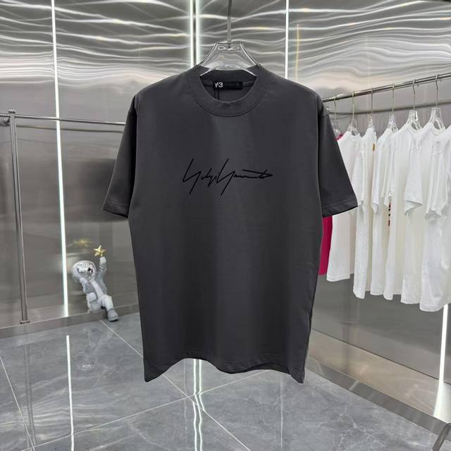 y3 2025夏季新款 圆领短袖 刻字模印花 男女同款宽松版 S M L Xl Xxl 五个码 颜色 黑色 白色 灰色