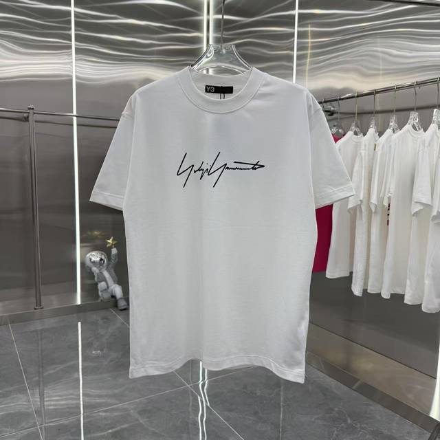 y3 2025夏季新款 圆领短袖 刻字模印花 男女同款宽松版 S M L Xl Xxl 五个码 颜色 黑色 白色 灰色