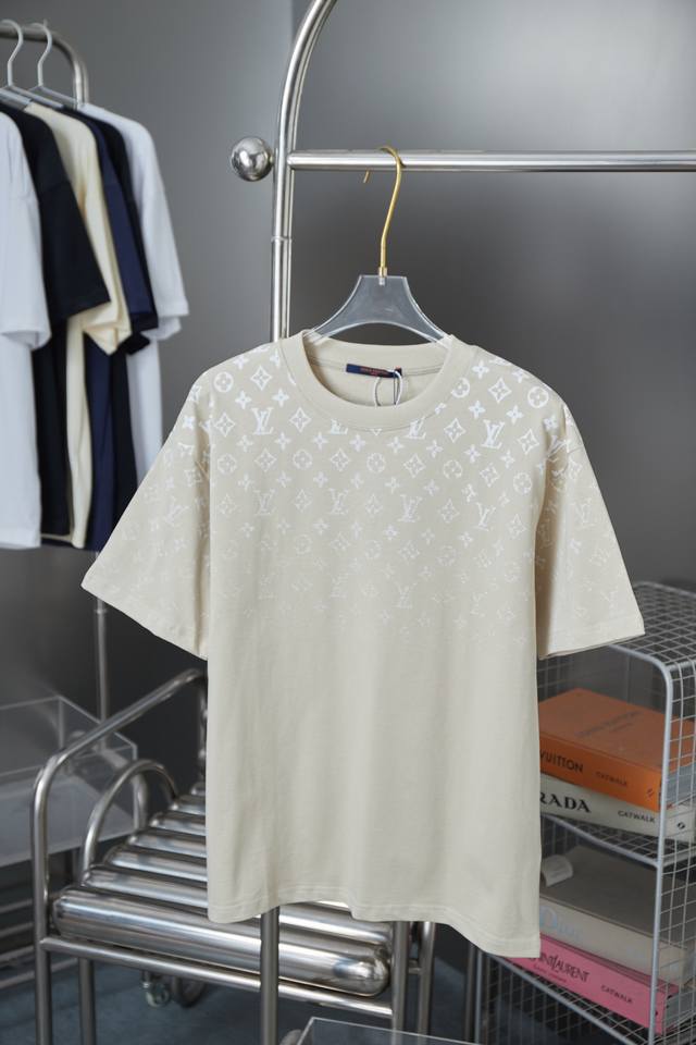 高品质 lv 2025早春新款 Monogram 老花渐变短袖T恤 以数码印刷工艺为Monogram渐变图案渲染像素光影 其丝印质感与针织效果互为映衬 官网同步