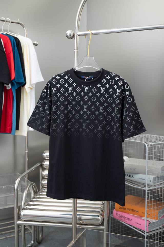 高品质 lv 2025早春新款 Monogram 老花渐变短袖T恤 以数码印刷工艺为Monogram渐变图案渲染像素光影 其丝印质感与针织效果互为映衬 官网同步