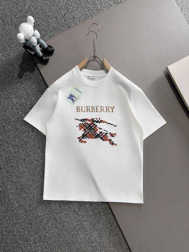 Burberry* 2025春夏款上新 原高版本 巴宝莉 面料采用270克高密度纯棉 不变形 不缩水 工艺介绍 双线走位 胸前采用进口精密战马流苏刺绣新工艺 颜
