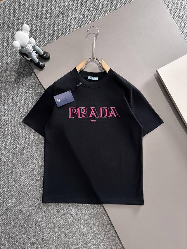 prada* 2025春夏款上新 原高版本 普拉达 面料采用270克高密度纯棉 不变形 不缩水 工艺介绍 双线走位 胸前正中prada采用进口万针精密梵文刺绣
