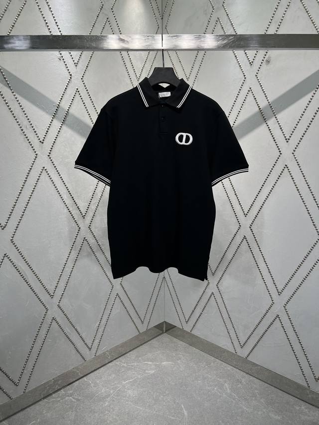 迪奥 25Ss新款 Cd Icon polo 衫是二零二五秋季男装系列新品 休闲经典 采用黑色棉质珠地布精心制作 胸前饰以 Cd Icon 标志 衣领和袖口饰以
