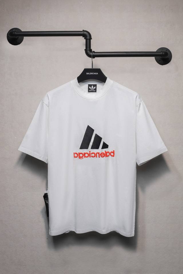 Aeniaa 联名Adidas经典刺绣短袖T恤 双面正反面穿 克重240 面料柔软 工艺洗水处理 采用进口田岛刺绣机刺绣 字母清晰 宽松版型 男女同款 尺码 X