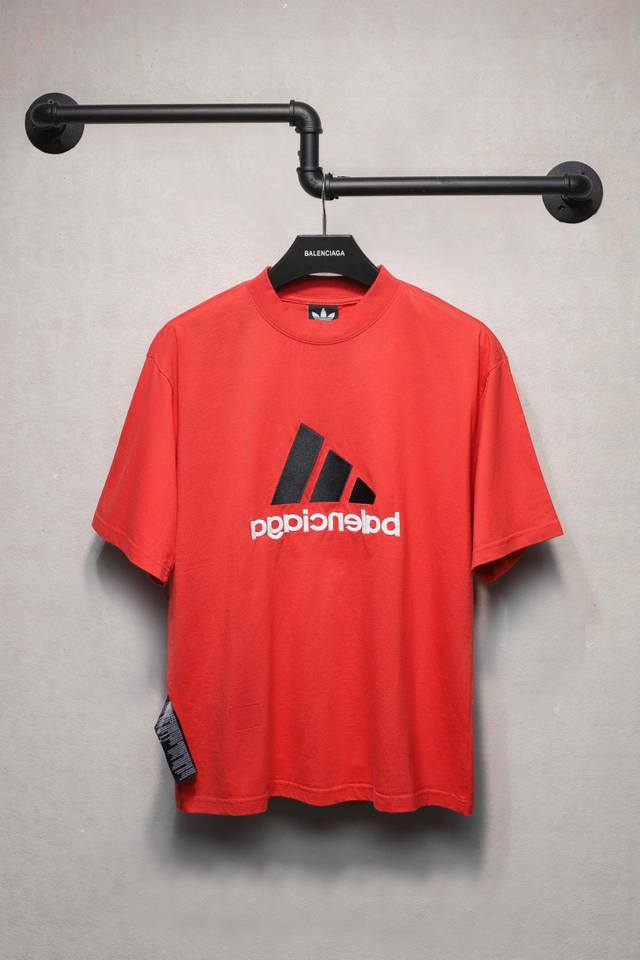 Aeniaa 联名Adidas经典刺绣短袖T恤 双面正反面穿 克重240 面料柔软 工艺洗水处理 采用进口田岛刺绣机刺绣 字母清晰 宽松版型 男女同款 尺码 X