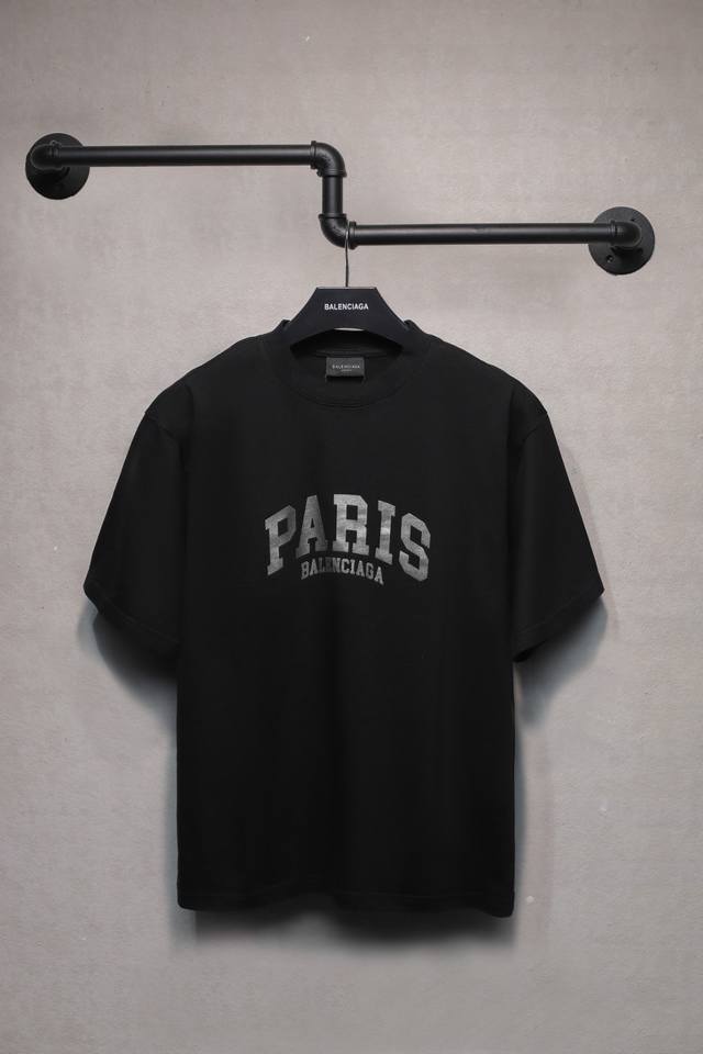 Aeniaa 巴黎世家 前印paris短袖T恤 克重240 工艺洗水处理 椭圆裂纹机印花 数码直喷网点工艺 对位整齐 无毛边 进口环保浆料刮浆 效果立体 字母清