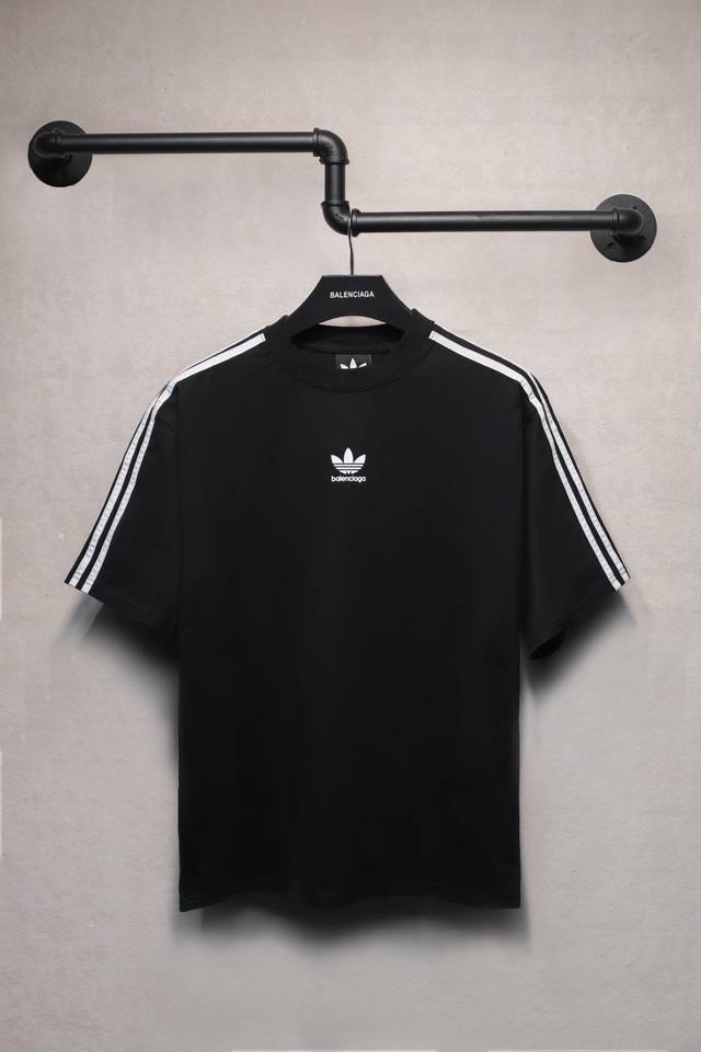 Aeniaa 联名Adidas经典刺绣短袖T恤 克重240 工艺洗水处理 椭圆机印花 数码直喷工艺 对位整齐 无毛边 进口环保浆料刮浆 效果立体 字母清晰 宽松