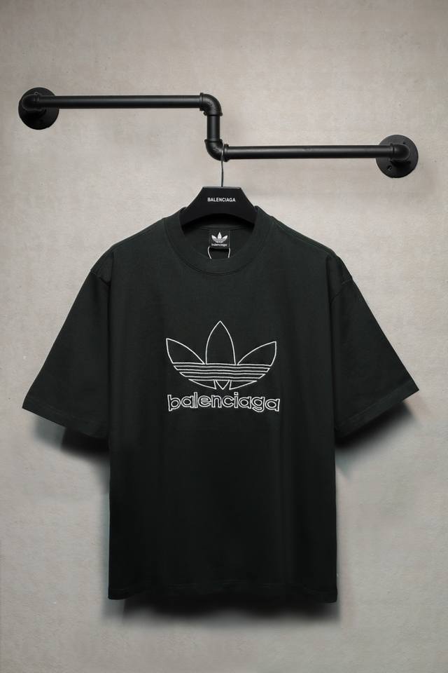 Aeniaa 联名Adidas经典刺绣短袖T恤 克重240 面料柔软 工艺洗水处理 采用进口田岛刺绣机刺绣 字母清晰 宽松版型 男女同款 尺码 Xs S M L