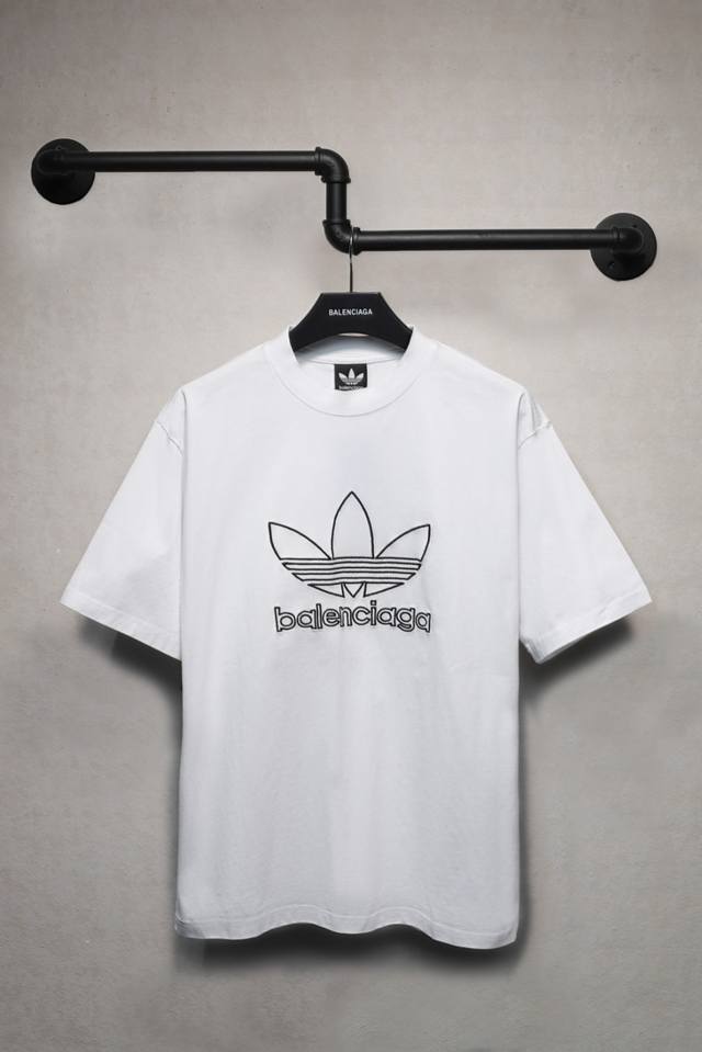 Aeniaa 联名Adidas经典刺绣短袖T恤 克重240 面料柔软 工艺洗水处理 采用进口田岛刺绣机刺绣 字母清晰 宽松版型 男女同款 尺码 Xs S M L