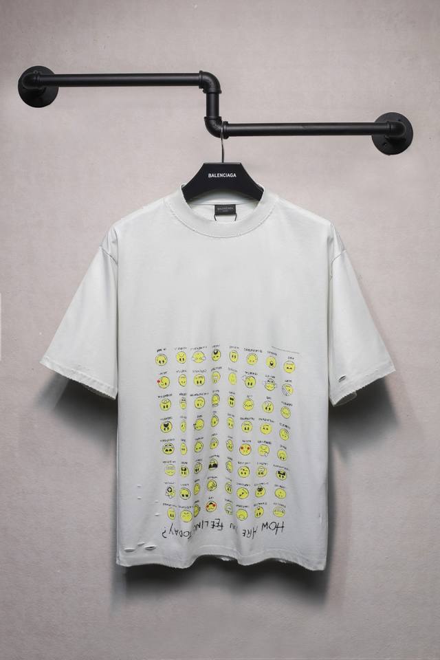 Aeniaa巴黎世家How Are You Feeling Today fw24 笑脸表情包 图案印花短袖T恤 克重240 磨破割烂工艺 成衣洗水破洞 椭圆裂纹