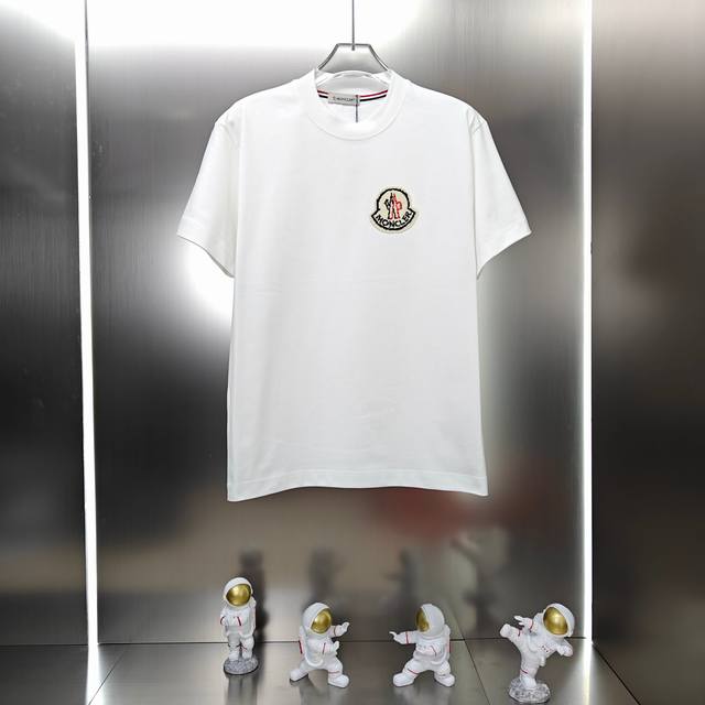 蒙口 Moncler 2025春夏新款男女同款短袖T恤 定制专属300克重双纱纯棉面料 定制原版工艺螺纹车工 马赛克视觉徽章工艺设计 颜色 黑色 白色 尺码 S