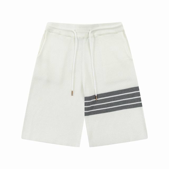 Thom Browne Ss新款针织短裤 定制面料采用威化布织法 提花针织工艺 版型紧致立体 4杠拼接 定制裤绳五金质感强 顺滑 上身舒适透气 凹凸有型的立体感