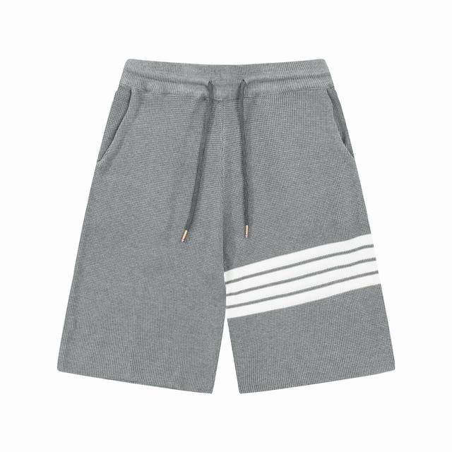 Thom Browne Ss新款针织短裤 定制面料采用威化布织法 提花针织工艺 版型紧致立体 4杠拼接 定制裤绳五金质感强 顺滑 上身舒适透气 凹凸有型的立体感