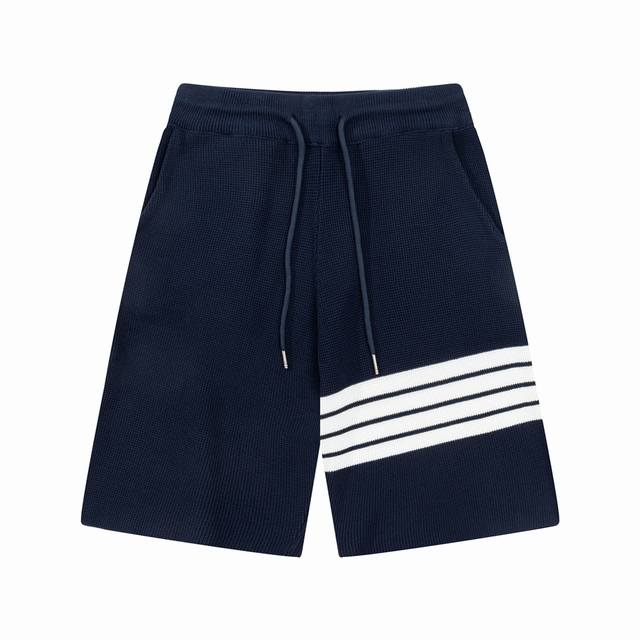 Thom Browne Ss新款针织短裤 定制面料采用威化布织法 提花针织工艺 版型紧致立体 4杠拼接 定制裤绳五金质感强 顺滑 上身舒适透气 凹凸有型的立体感