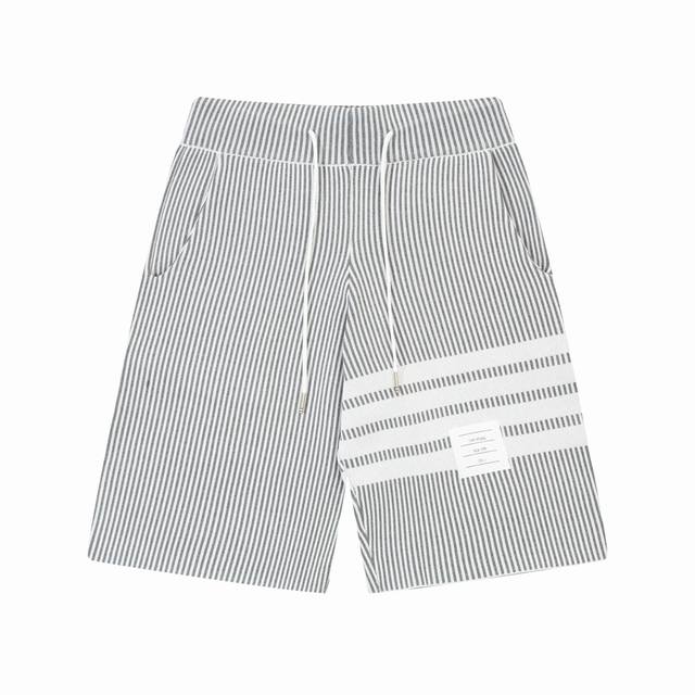 Thom Browne Ss新款针织短裤 定制面料采用威化布织法 提花针织工艺 版型紧致立体 直条纹拼接 定制裤绳五金质感强 顺滑 上身舒适透气 凹凸有型的立体