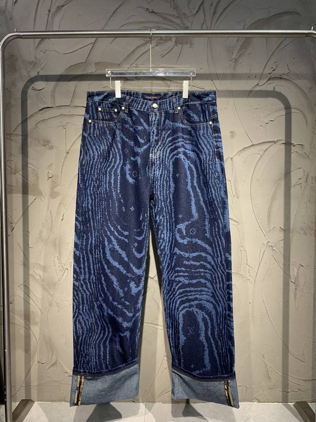 louis Vuitton Ss 25 激光暗纹提花 蓝色牛仔长裤Louis Vuitton Fw25 市面最高版本 整套搭配效果更佳 潮流男女同款牛仔长裤 码