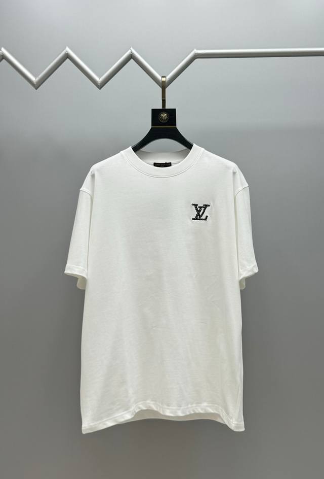 顶级版本 区别通货 全年不下架 放心出售 款式 路易 Lv短袖T恤 面料 300克重双纱100%棉 罗纹 320克重索络纳1*1潮牌 工艺 进口机绣花+烫钻Lo