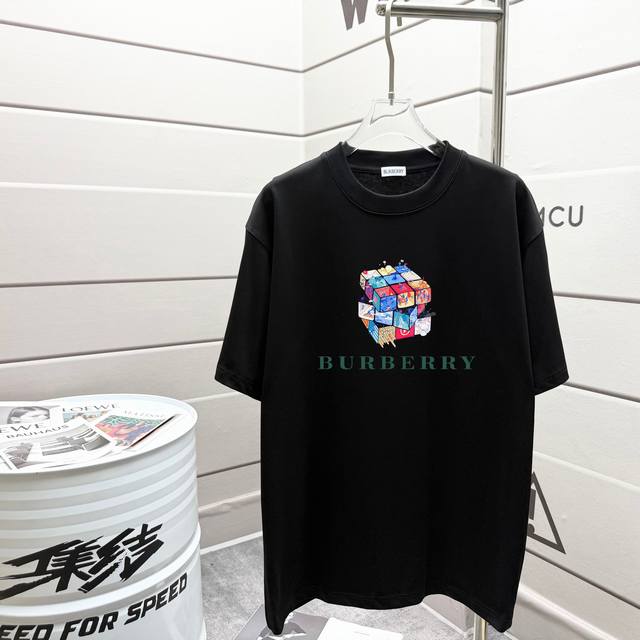 Bur巴宝莉 2025春夏新款 潮牌新品印花圆领短袖T恤 最新砖柜同步 280克重全棉 时尚又个性 超级百搭好看的一款 男女同款 人手必备款 吊牌 领标 水洗麦