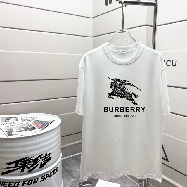 Bur巴宝莉 2025春夏新款 潮牌新品印花圆领短袖T恤 最新砖柜同步 280克重全棉 时尚又个性 超级百搭好看的一款 男女同款 人手必备款 吊牌 领标 水洗麦