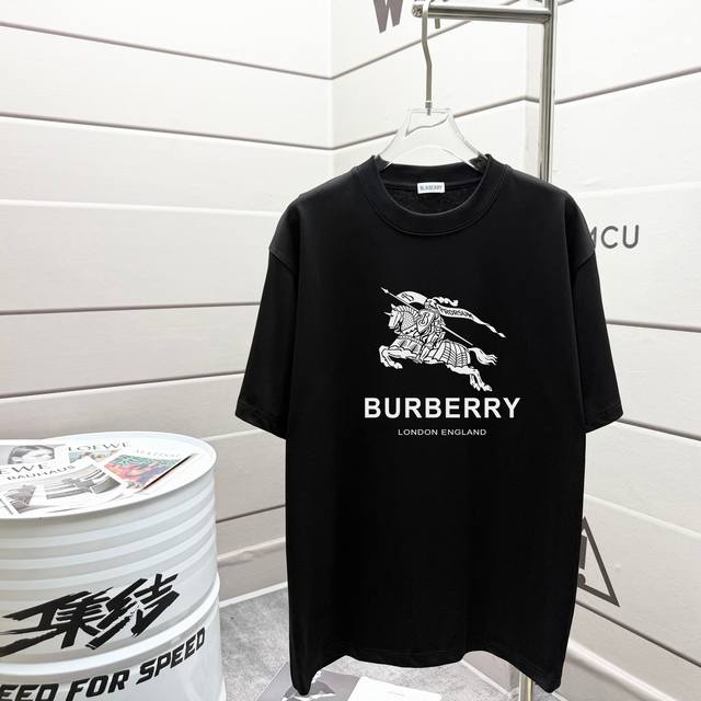 Bur巴宝莉 2025春夏新款 潮牌新品印花圆领短袖T恤 最新砖柜同步 280克重全棉 时尚又个性 超级百搭好看的一款 男女同款 人手必备款 吊牌 领标 水洗麦