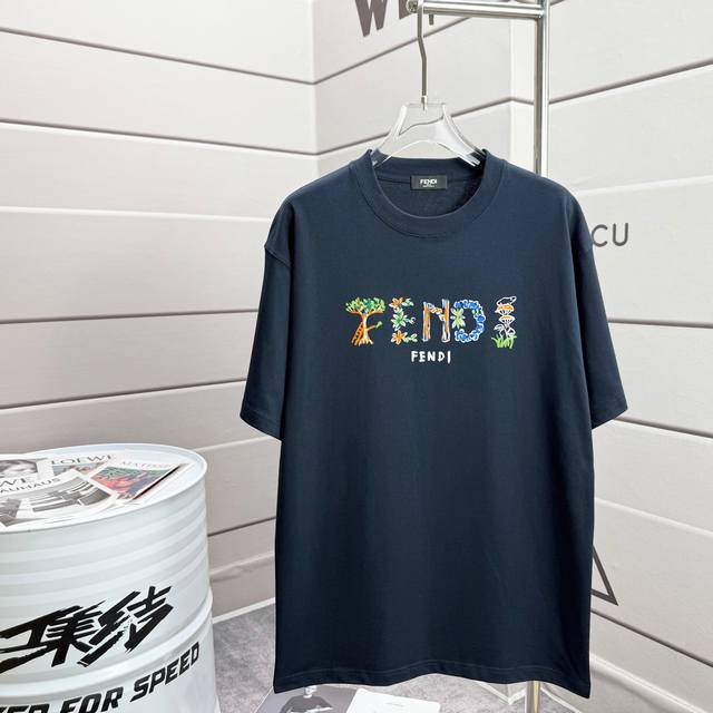 Fendi 芬迪 Fd 2025Ss春夏新款 定制 同缸染面料 手感非常舒服 春夏最新砖柜同步 时尚又个性 超级百搭好看的一款 男女都非常合适 人手必备款 吊牌