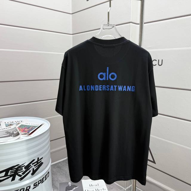 Alo*2025春夏款 经典前后简约字母立体硅胶工艺 个性Logo 定制双纱平纹纯棉面料 短袖T恤 男女同款 颜色 黑色 白色 尺码 S 90-130斤 M 1