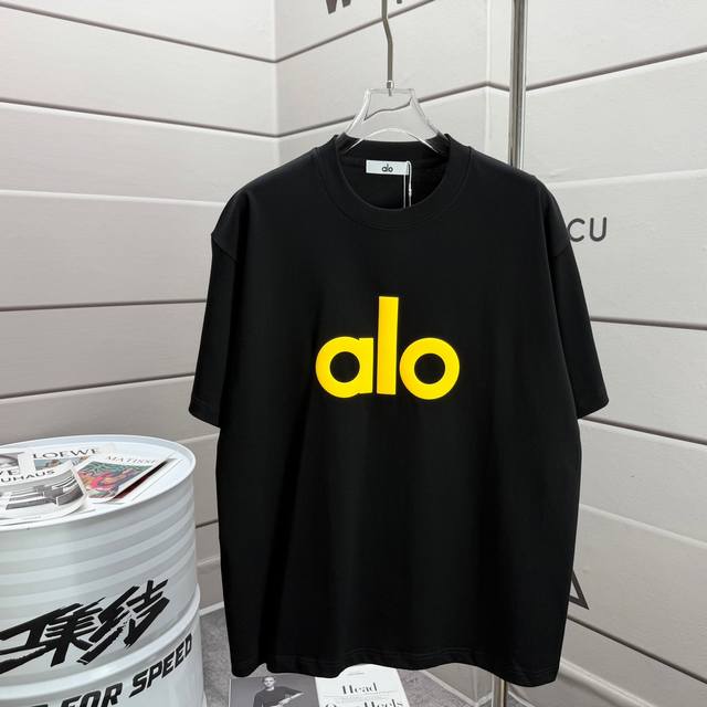 Alo*2025春夏款 经典简约字母发泡工艺 个性Logo 定制双纱平纹纯棉面料 短袖T恤 男女同款 颜色 黑色 白色 尺码 S 90-130斤 M 120-1