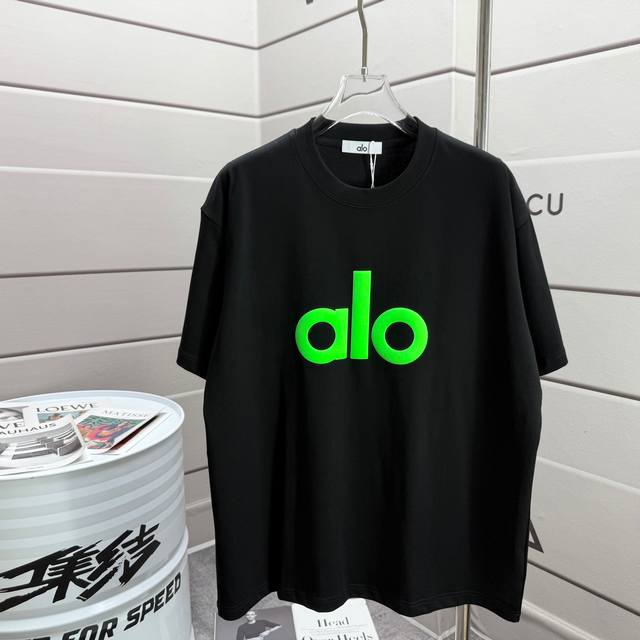 Alo*2025春夏款 经典简约字母发泡工艺 个性Logo 定制双纱平纹纯棉面料 短袖T恤 男女同款 颜色 黑色 白色 尺码 S 90-130斤 M 120-1