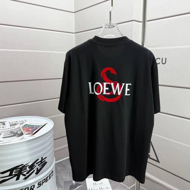 Loew* 罗意*威 2025春夏款 经典简约个性立体植绒工艺 Logo 定制双纱平纹纯棉面料 短袖T恤 男女同款 颜色 黑色 白色 尺码 S 90-130斤