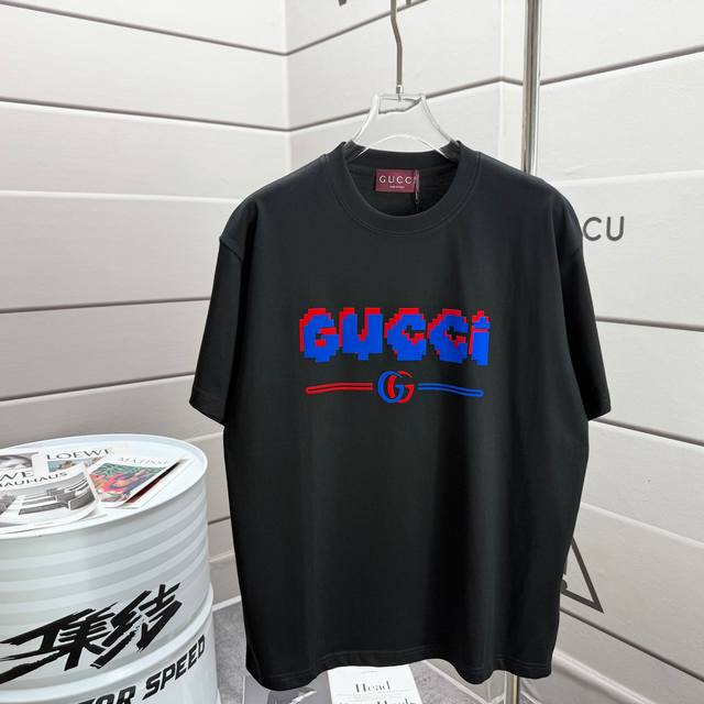 Gu* 古驰*2025春夏新款 胸前Gucci字母植绒工艺 短袖T恤 定制双纱平纹纯棉面料 男女同款 颜色 黑色 杏色 尺码 S 90-130斤 M 120-1