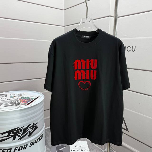 Miu Miu*2025春夏新款 经典简约植绒工艺 字母爱心短袖T恤 定制双纱平纹纯棉面料 男女同款 颜色 黑色 白色 尺码 S 90-130斤 M 120-1