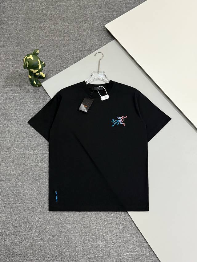 高版本] Arcteryx 始祖鸟 新款25S新款短袖T恤.高克重原单推荐 风靡海外的运动品牌 炫彩渐变色彩始祖鸟刺绣设计.好看又时尚.订制优质32支双股280