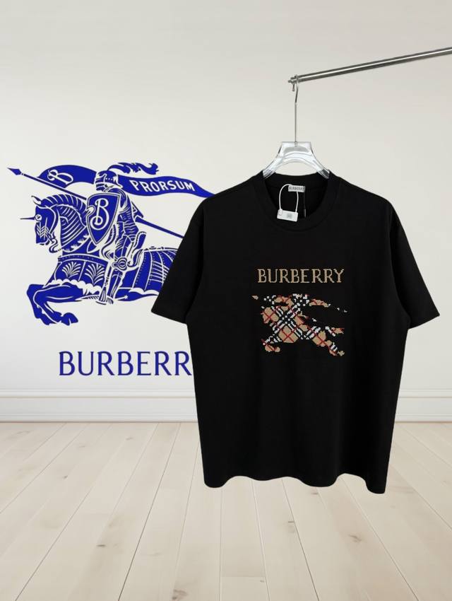 高版本] Burberry 巴宝莉 圆领短袖T恤 胸前战马十字绣绣花工艺 装饰十字绣工艺打造的品牌徽标 融入格纹马术骑士徽标设计 面料洗水32支280G纯棉精梳