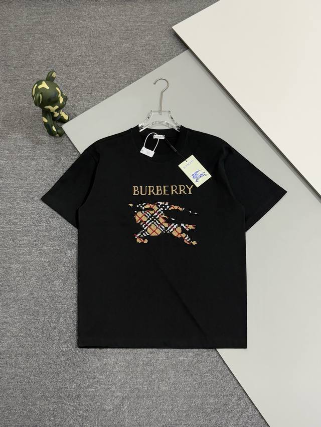 高版本] Burberry 巴宝莉 圆领短袖T恤 胸前战马十字绣绣花工艺 装饰十字绣工艺打造的品牌徽标 融入格纹马术骑士徽标设计 面料洗水32支280G纯棉精梳