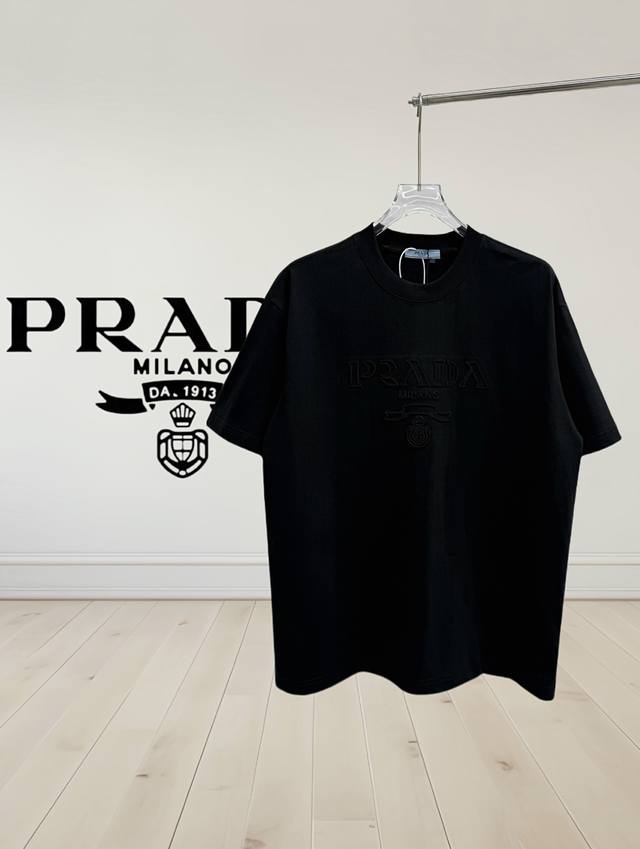 高版本] prada 普拉达25Ss新款男士圆领短袖T恤 高工艺缕空刺绣Logo设计 定制原版洗水面料32支280G精梳棉 穿着亲肤舒适 面料柔软透气摸上去非常