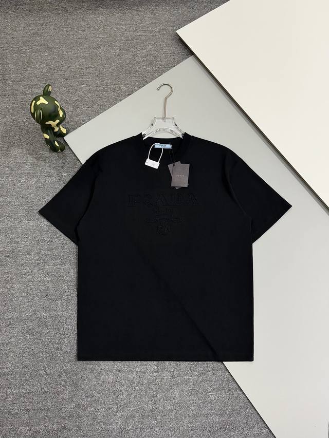 高版本] prada 普拉达25Ss新款男士圆领短袖T恤 高工艺缕空刺绣Logo设计 定制原版洗水面料32支280G精梳棉 穿着亲肤舒适 面料柔软透气摸上去非常