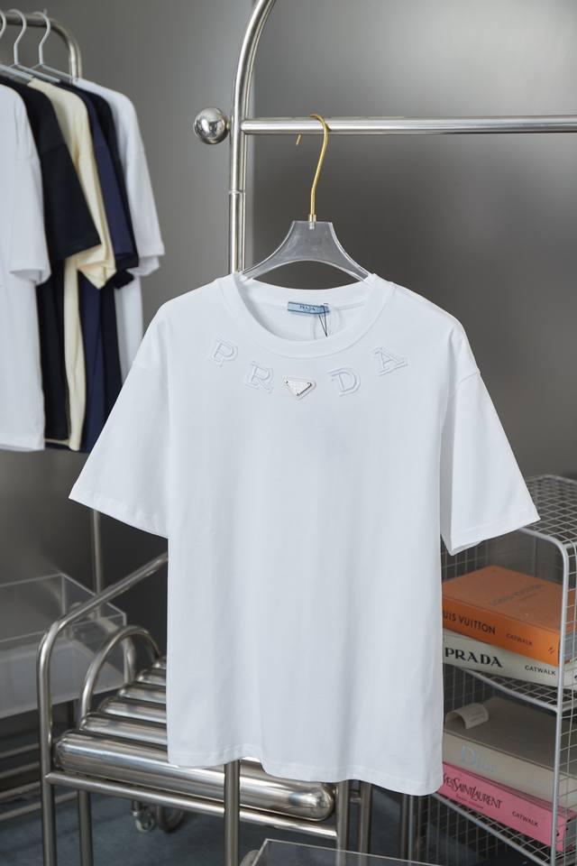 prad* 25Ss早春新款 经典五金刺绣短袖 轻奢主义 男女日常通勤穿搭必备单品 正确版本 欢迎对比 详细特征 320克 % 纯棉双纱珠地棉面料 定制皮标 五