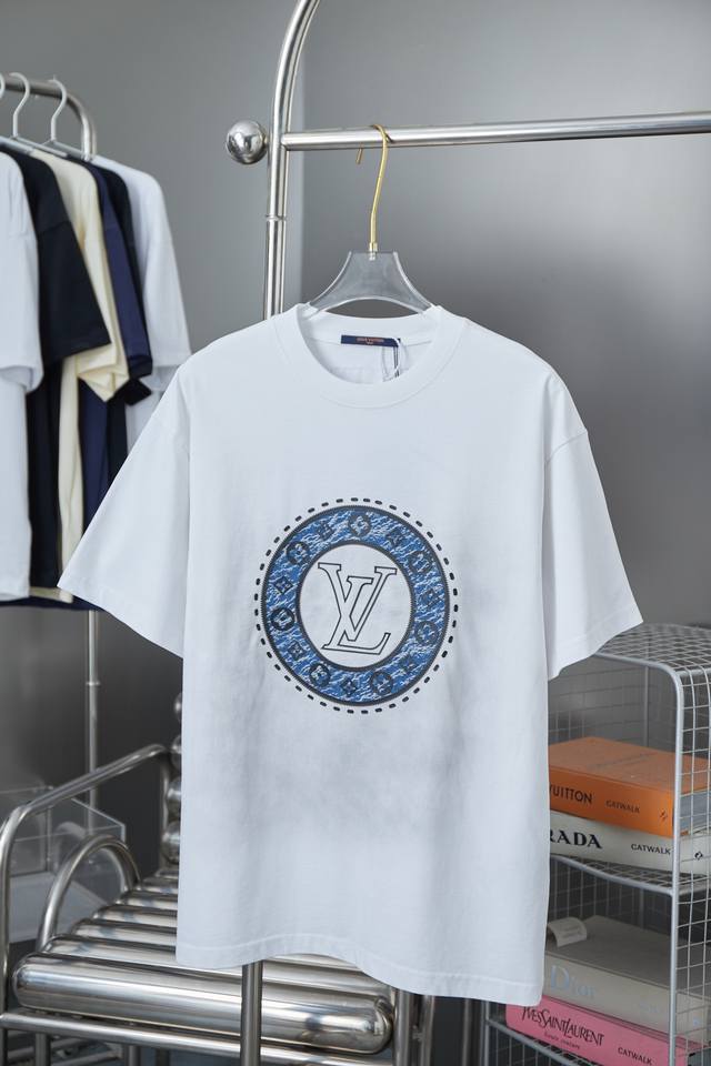 LV 路易 25Ss早春新款 立体厚版Lv 短袖 轻奢主义 男女日常通勤穿搭必备单品 正确版本 欢迎对比 详细特征 320克100% 纯棉双纱汗布面料 同缸定染