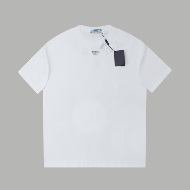 prad* 25Ss早春新款 经典五金刺绣短袖 轻奢主义 男女日常通勤穿搭必备单品 正确版本 欢迎对比 详细特征 320克 % 纯棉双纱珠地棉面料 定制皮标 五